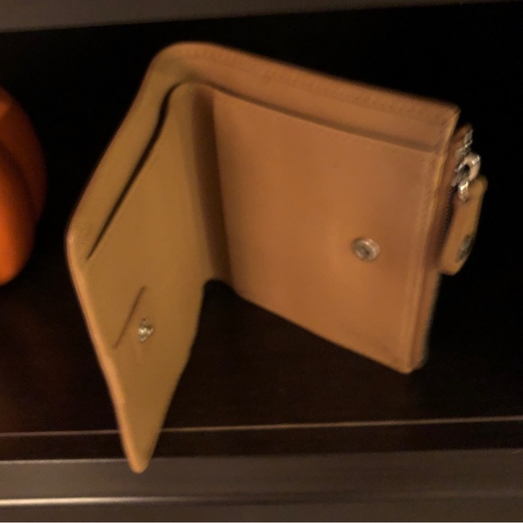 COACH TAN LEATHER SMALL WALLET EUC RETAILS $50 (CAMARILLO) - Picture 10 of 17